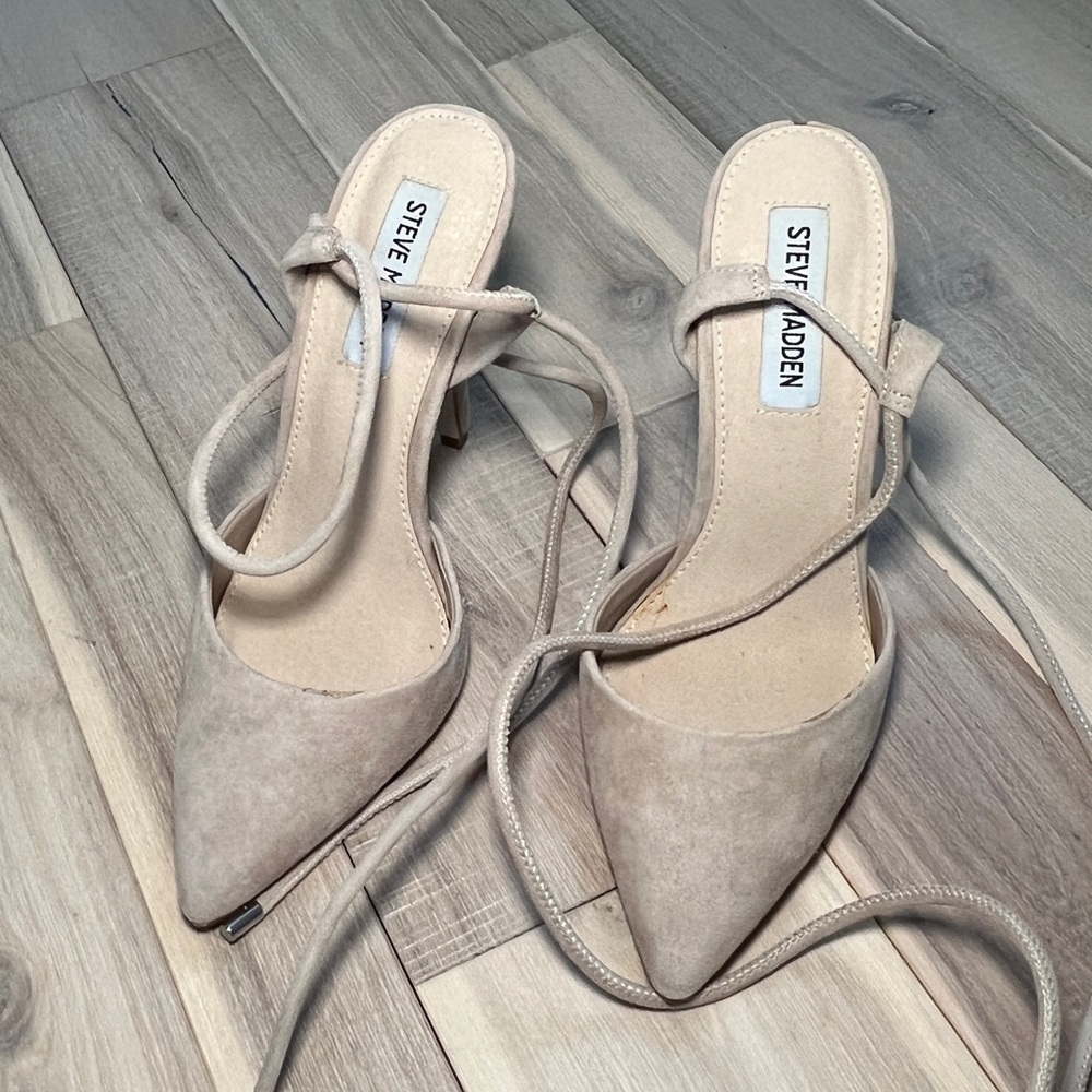 Nude pointed heels